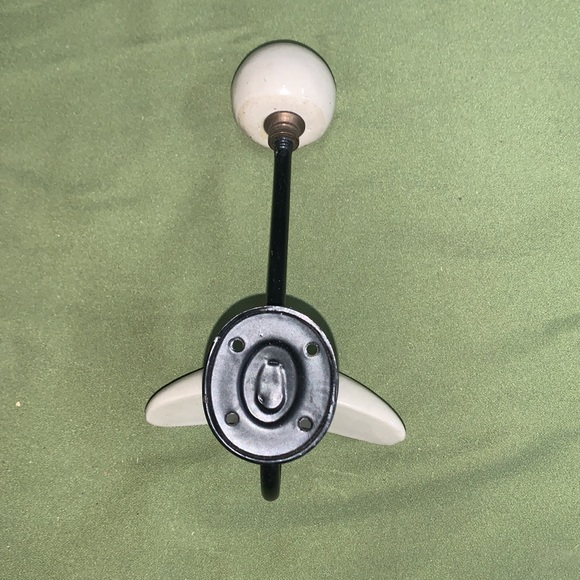 Set of two well coat hangers - Picture 3 of 3